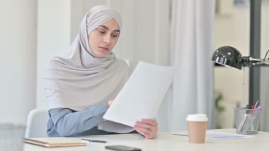 Genç Arap Kadın Belgeleri Okumada Başarı Kutlaması 