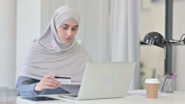 Genç Arap Kadın tarafından Bilgisayarda Çevrimiçi Ödeme Başarısızlığı 