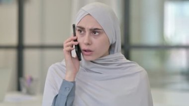 Saldırgan Genç Arap Kadın Akıllı Telefona Öfkeli
