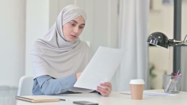 Genç Arap Kadın Belgeleri Okurken Kaybına Tepki Veriyor 