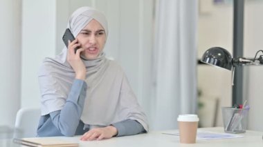 Kızgın Arap Kadın Telefonda Konuşuyor