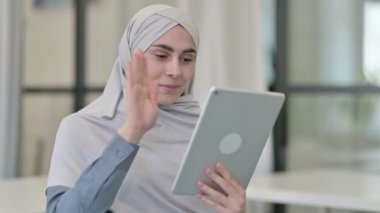 Genç Arap Kadın 'ın Tablet' teki Görüntü Çağrısı 