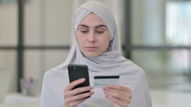 Junge Araberin mit erfolgreichem Online-Shopping auf dem Smartphone — Stockvideo