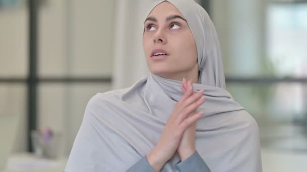 Mujer árabe joven sintiéndose asustada, asustada — Vídeo de stock