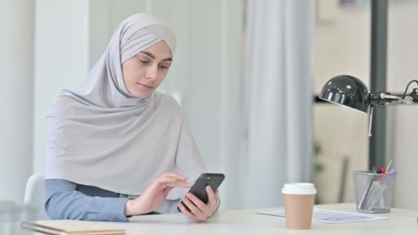 Jovem mulher árabe usando Smartphone no escritório — Vídeo de Stock