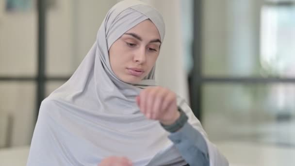 Mladá arabská žena kontrola hodinky, čekání — Stock video