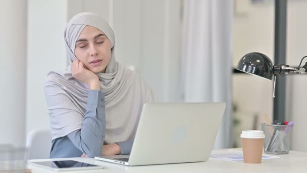Jeune femme arabe avec ordinateur portable faisant la sieste au bureau — Video