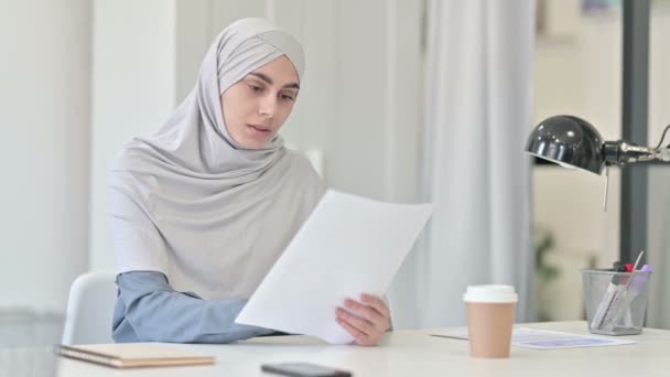 Mujer árabe joven leyendo documentos en la oficina — Vídeos de Stock