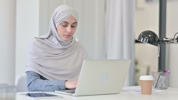 Giovane donna araba con computer portatile con perdita, fallimento — Video Stock