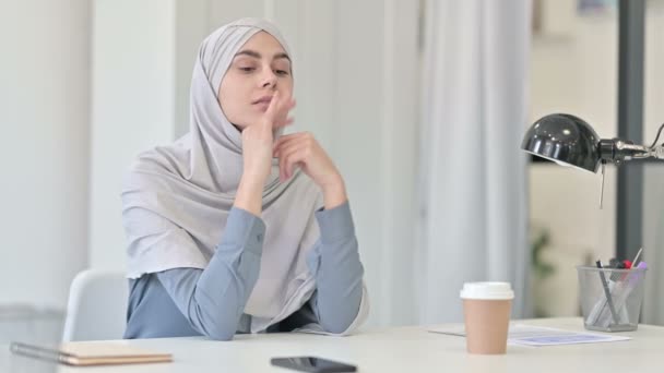 Jeune femme arabe se sentant inquiète tout en pensant au bureau — Video