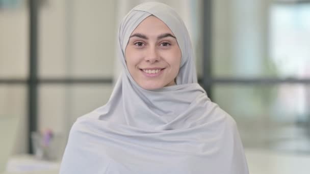 Молода арабська жінка посміхається в камері — стокове відео