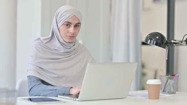 Junge Araberin mit Laptop geschockt — Stockvideo