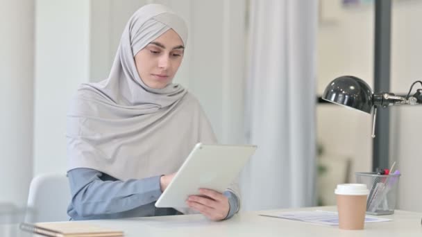 Succès de la jeune femme arabe Célébration sur tablette — Video