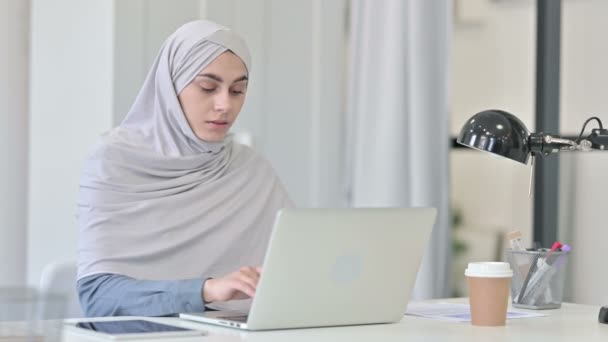 Junge Araberin mit Laptop hat Kopfschmerzen — Stockvideo