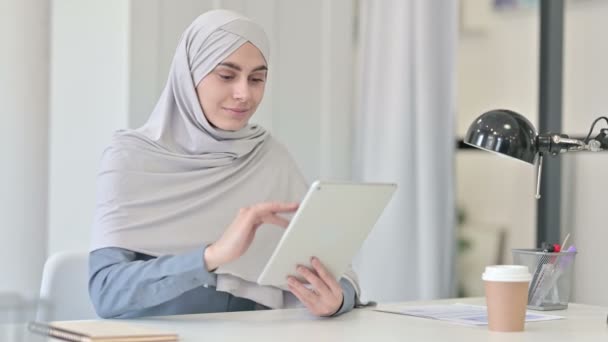 Attrayant jeune femme arabe en utilisant la tablette au bureau — Video