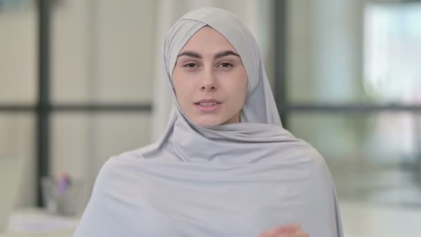 Jeune femme arabe ayant mal à la tête — Video