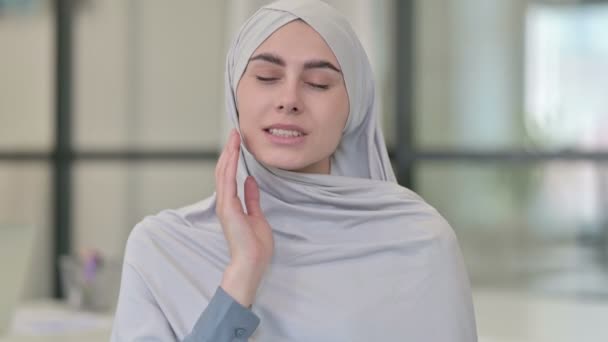 Jeune femme arabe ayant mal aux dents, la cavité — Video