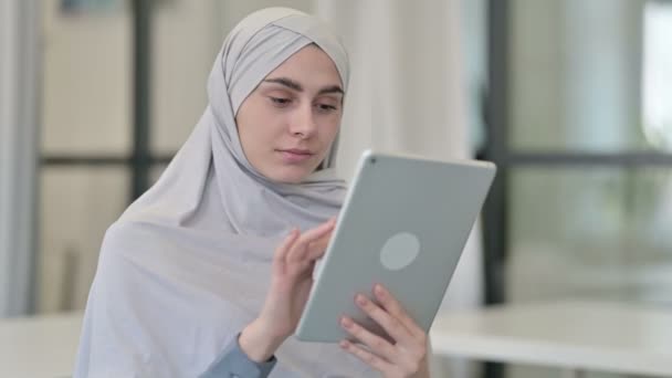 Giovane donna araba che reagisce alla perdita su tablet — Video Stock