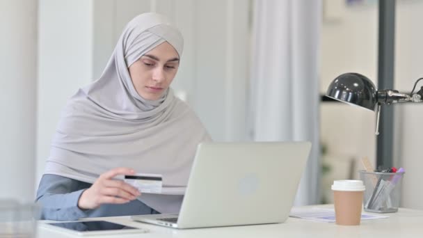Fallo en el pago en línea en el ordenador portátil por la mujer árabe joven — Vídeos de Stock