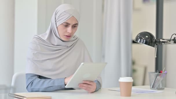 Jeune femme arabe réagissant à la perte sur tablette — Video