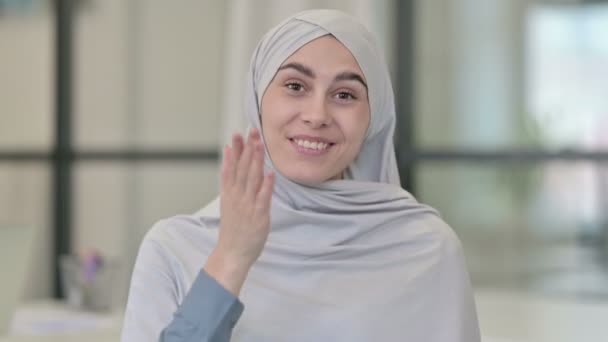 Mujer árabe joven hablando en video llamada en línea — Vídeo de stock