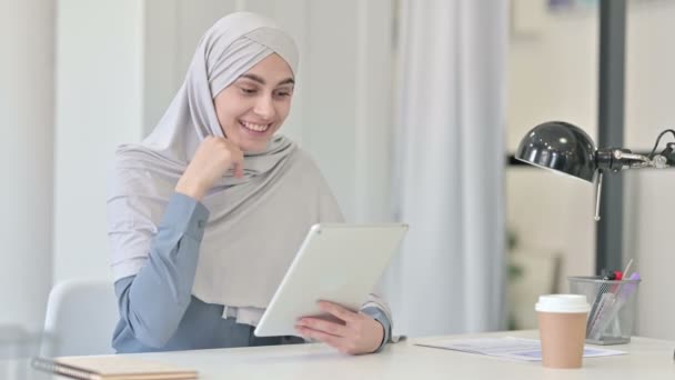 Jeune femme arabe faisant appel vidéo sur tablette au bureau — Video