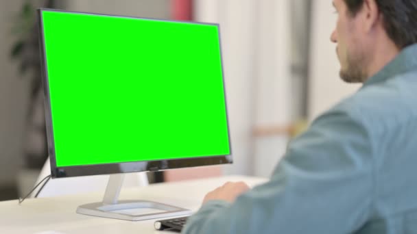 Man met behulp van Desktop met Green Chroma Key Screen — Stockvideo