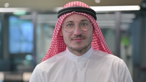 Medioevo arabo uomo sorridente a macchina fotografica — Video Stock