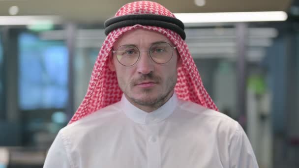 Palce dolů gesto podle středověkého arabského muže — Stock video