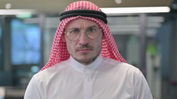 Арабська людина середнього віку в камеру — стокове відео