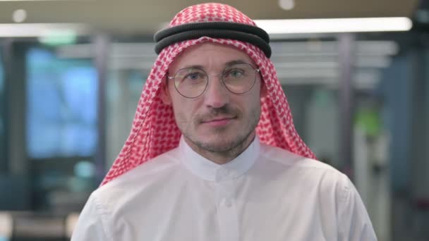 Araber mittleren Alters zeigen Siegeszeichen — Stockvideo