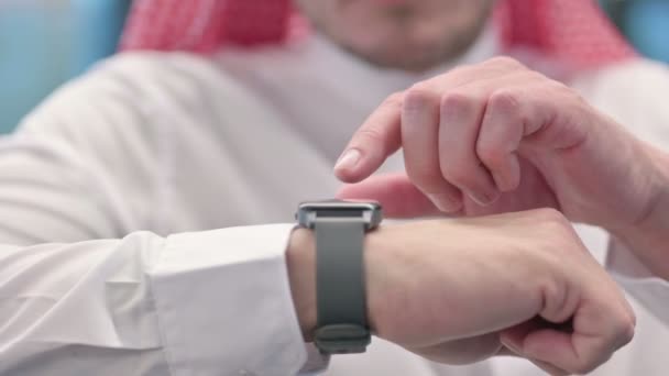 Close-up van de middelbare leeftijd Arabische man met behulp van Smart Watch — Stockvideo