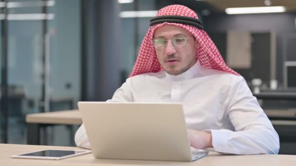 Homem árabe de meia-idade com Laptop sentimento chocado — Vídeo de Stock