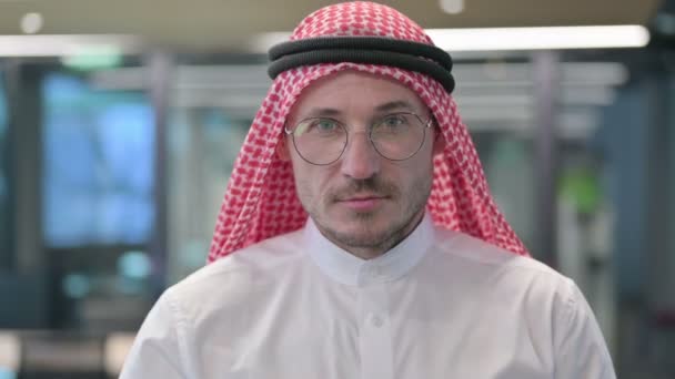 Arabischer Mann mittleren Alters zeigt einladend auf Kamera — Stockvideo