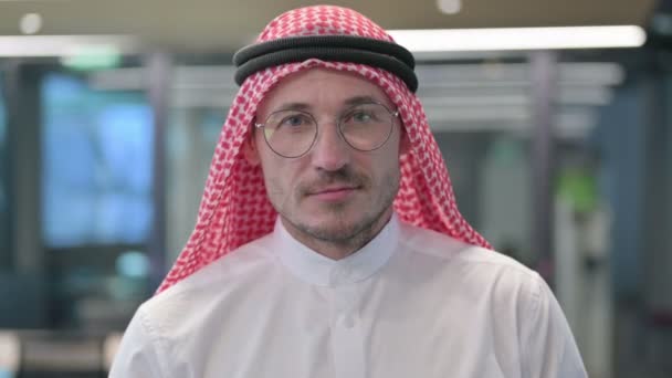 Středověký Arab Man ukazuje palce nahoru znamení — Stock video