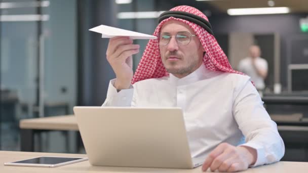 Homem árabe de meia-idade com avião de papel voador portátil — Vídeo de Stock