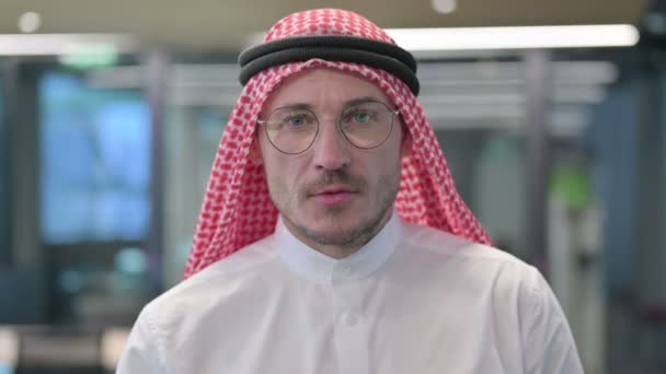 Hombre árabe de mediana edad poniendo dedo en los labios — Vídeo de stock