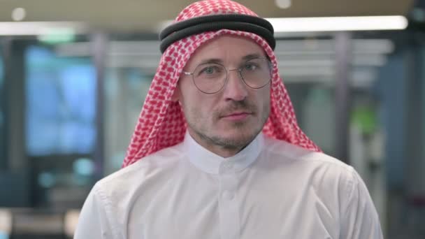 Hombre árabe de mediana edad que no muestra ninguna señal agitando la cabeza — Vídeos de Stock
