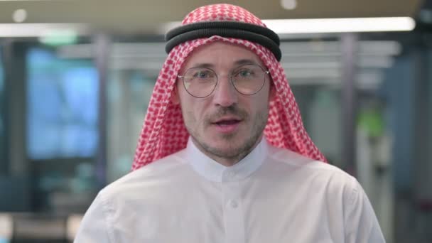 中年アラブ人男がオンラインビデオ通話で話す — ストック動画