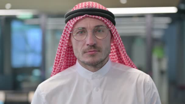 Středověký Arab Man myšlení a získávání nápadů — Stock video