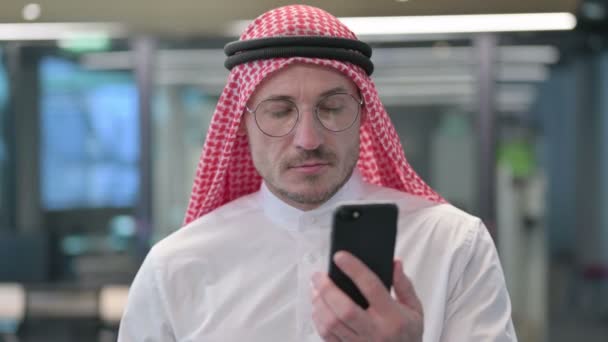 Hombre árabe de mediana edad usando Smartphone — Vídeos de Stock
