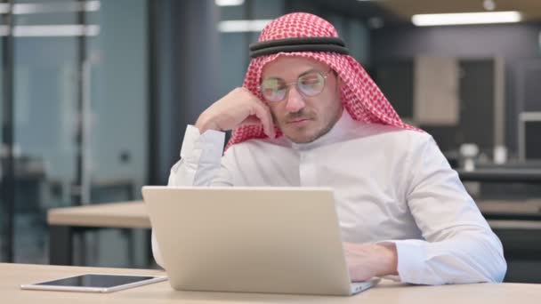 Homem árabe de meia-idade com laptop tomando sesta no escritório — Vídeo de Stock