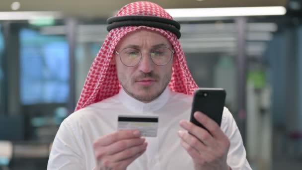 Арабский мужчина средних лет с неудачными интернет-магазинами на смартфоне — стоковое видео