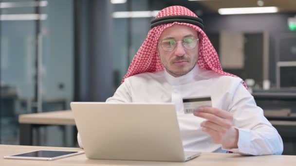 Zahlungsversagen im Internet am Laptop eines arabischen Mannes mittleren Alters — Stockvideo