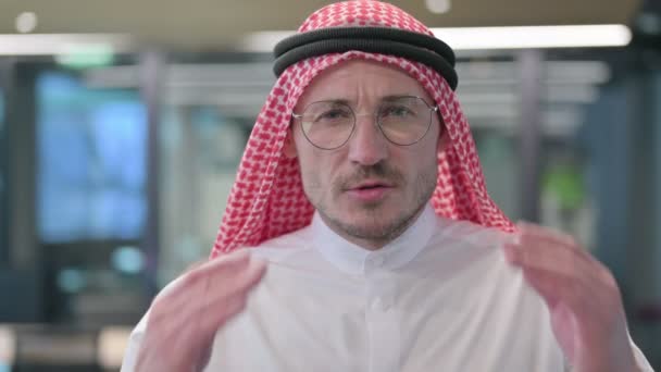 Hombre árabe de mediana edad con dolor de cabeza — Vídeos de Stock