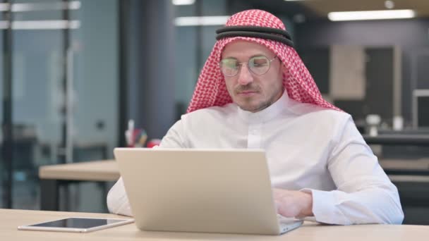 Μεσήλικας Άραβας που εργάζεται σε φορητό υπολογιστή στο γραφείο — Αρχείο Βίντεο