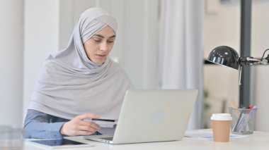 Genç Arap Kadın tarafından Bilgisayarda Başarılı Çevrimiçi Ödeme 