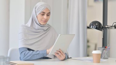 Ofiste Tablet kullanan Çekici Genç Arap Kadın 