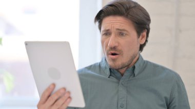 Tabletteki Kayba Tepki Veren Orta Yaşlı Adam Portresi
