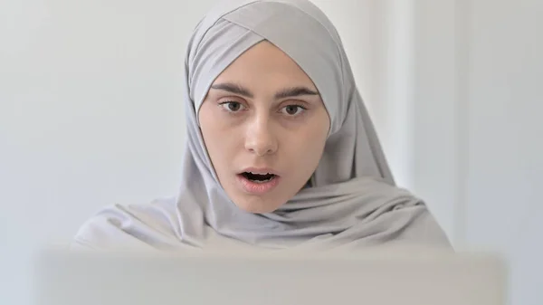 Arabische vrouw met laptop reageert op verlies — Stockfoto